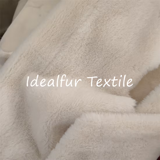 非常に柔らかく滑らかなイミテーションウサギの毛皮